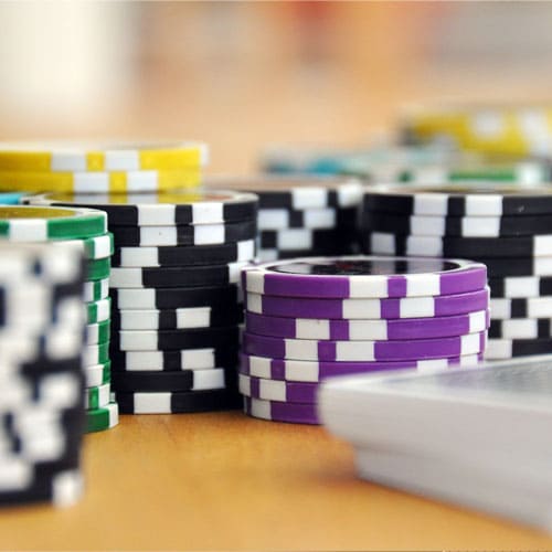 сине зеленые и фиолетовые покерные фишки