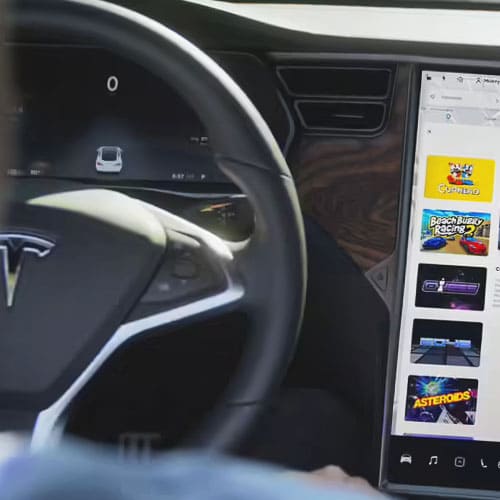 Водители Tesla смогут играть во время движения