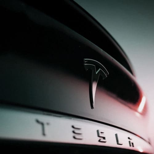 Власти США хотят подать в суд на Tesla