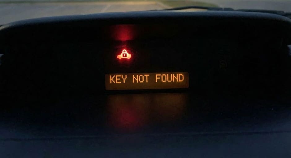 Приборная панель автомобиля: горит красный значок иммобилайзера и сообщение об ошибке "KEY NOT FOUND"