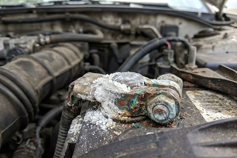 Разряженный автомобильный аккумулятор с окисленными клеммами